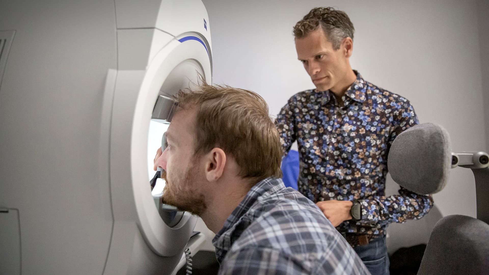 Synfältsundersökning krävs för att upptäcka glaukom. Vitamin B3 testas i klinisk studie.